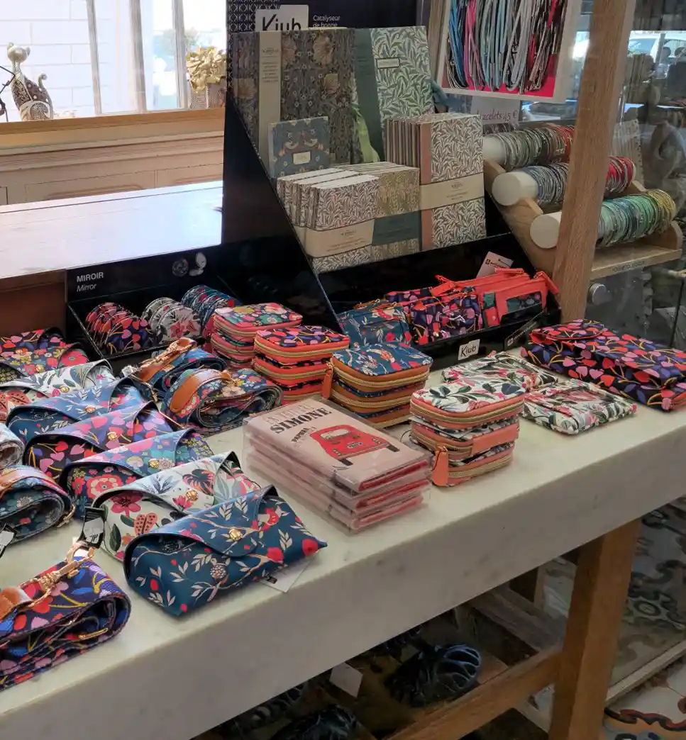 Cadeaux, souvenirs et bijoux chez Bibiche à Roquebilliere